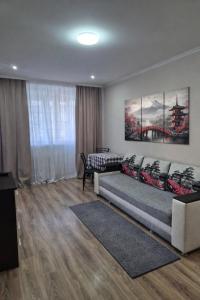 a living room with a couch and a bed at Apartament Balti in Bălţi