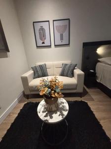 a living room with a couch and a table at América Executive Apart Hotel Campos - LAMAG in Campos dos Goytacazes +87 photos