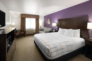 a hotel room with a large bed and a tv at La Quinta by Wyndham Spokane Valley in Spokane Valley +51 photos