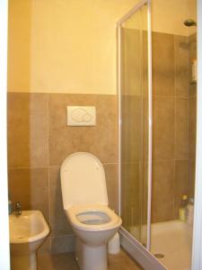 ein Bad mit einem WC und einer Dusche in der Unterkunft Dimora nei Sassi in Matera