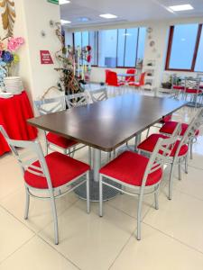 a table and chairs with red seats in a room at Casa de la iaia Hotel in Orizaba