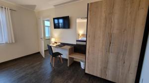 a small room with a desk and a bed at Hof Hahnenberg in Wagenfeld