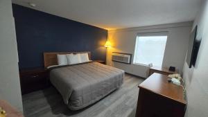 a hotel room with a bed and a window at Roosevelt Inn at Roosevelt Blvd, Philadelphia, PA in Philadelphia