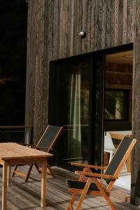 two chairs and a picnic table on a deck at Domek Orlické hory in Deštné v Orlických horách
