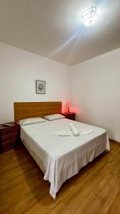 a bedroom with a large white bed in a room at Ninho dos Passaros Penedo RJ in Penedo +43 photos