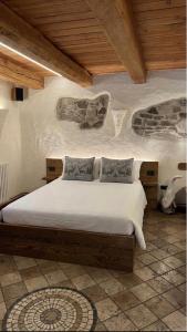 a bedroom with a large bed with white sheets and pillows at Il Cuore di Sopalù in Candide