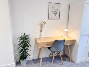 a desk with a chair and a plant at Spacious En-suite Private Double Bedroom in Oxford