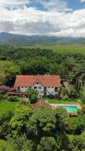 an aerial view of a house with a swimming pool at Ninho dos Passaros Penedo RJ in Penedo