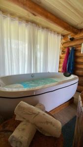a bathroom with a bath tub in a cabin at Cabana Do Lago in Joinville