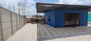 a blue building on the side of a beach at Casa Roma in Chorro