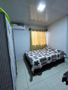 a bedroom with a bed in a room at Casa Roma in Chorro