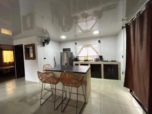 a kitchen with a table and chairs in a room at Casa Roma in Chorro