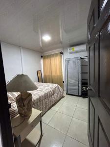 a bedroom with a bed and a table with a lamp at Casa Roma in Chorro