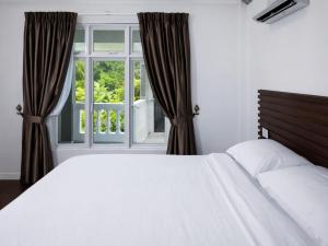 a bedroom with a large bed and a window at Bougain Villa Gemanafushi in Gemanafushi