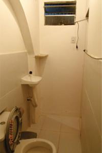La petite salle de bains est pourvue de toilettes et d'un lavabo. dans l'établissement Trip Bar Hostel, à Jericoacoara