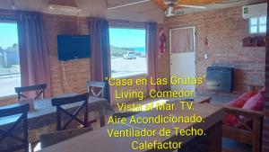 a room with a table and chairs and a window at Casa en Las Grutas in Las Grutas