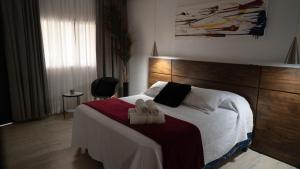 ein Schlafzimmer mit einem Bett, auf dem zwei Handtücher liegen in der Unterkunft Hotel Oaky in Posadas