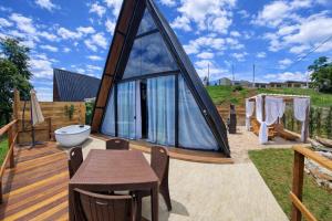 a dome house with a dining table and a table at Cabana da Lua Chalés Vero Verde in Serra Negra