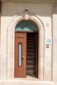 TorittoにあるA Casa di Amiciの木の扉のアーチ道