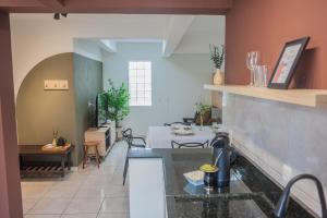 a kitchen with a counter and a table in a room at Apartamento Brisa in Veranópolis