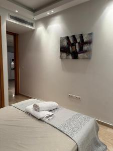 a bedroom with a bed and a painting on the wall at View green garden ligue arabe in Casablanca