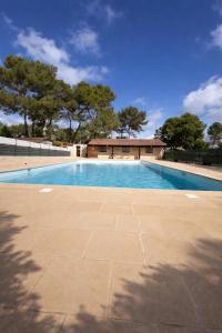 an empty swimming pool in front of a building at Mobil-home LOFT tout équipé Le Castellet les pins doux in Le Castellet