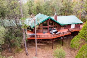 an overhead view of a house in the woods at Summit Cabin Stunning home Loaded with amenities in Oakhurst