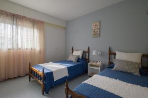 a bedroom with two beds and a window at Casa TINA in A Guarda