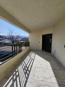 a balcony of a building with a view of the water at Quinta el molino in Parras de la Fuente