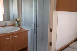 a bathroom with a shower and a sink at Mobil-home tout équipé Le Castellet les pins doux 2 in Le Castellet +8 photos