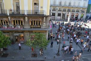 マドリードにあるBalcones Solmayorの街中を歩く人々