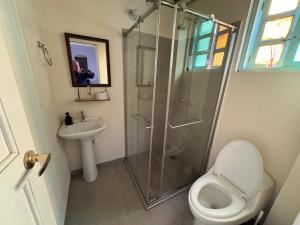 ein Badezimmer mit Dusche, Toilette und Waschbecken in der Unterkunft Hostal La Cestería Pueblito Boyacense in Duitama + 30 Fotos
