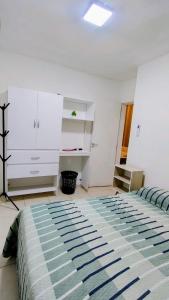 a bedroom with a bed and white cabinets in it at Apartamento paid'egua completo em Belém in Belém +27 photos