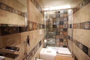 a bathroom with a toilet and a shower at La Casa sulla Piazza in Cortona +12 photos