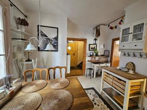 a dining room with a table and chairs and a kitchen at DOMEK NAD WISŁĄ in Kazimierz Dolny