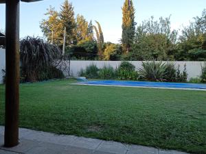 a backyard with a fence and a yard withgrass at Lodemabel in Bragado