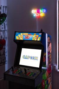 a video game machine with a gamingnes game on it at Disney, Marvel et Star Wars - Proche de Disneyland in Lagny