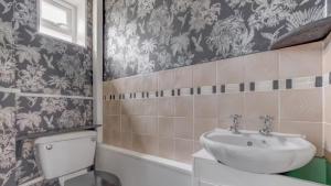 a bathroom with a sink and a toilet at Cosy Home Contractors, Relocations, Coffee Machine in Beoley