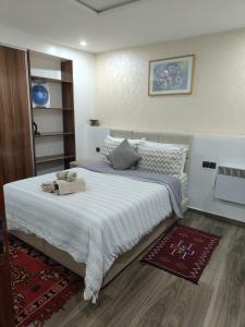 a bedroom with a bed with towels on it at Harmony climatisé in Azrou