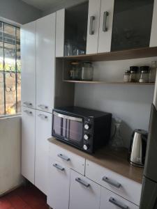 a microwave sitting on a counter in a kitchen at Casa Runa in Quillota