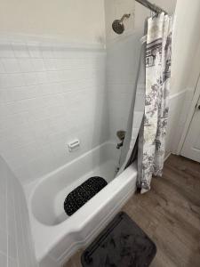 a bathroom with a bath tub with a shower curtain at Crema queen in Decatur