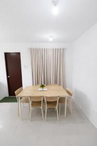 ein Holztisch und Stühle in einem Zimmer in der Unterkunft Ben & Ben in San Fernando
