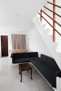 ein Wohnzimmer mit Sofa und Tisch in der Unterkunft Ben & Ben in San Fernando