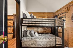 a bunk bed in a tiny house at The Hideaway Big Bear in Big Bear Lake