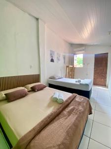 a bedroom with two beds and a tub in it at Visite Chapäda Hospedaria in Lençóis