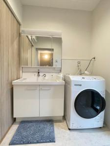 a washing machine and a sink in a bathroom at Akikawa Waifu 2 プレミアム木造 一棟貸切ヴィラ in Kikuchi +16 photos