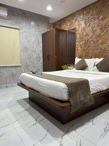 a bedroom with a large bed in a room at Hotel Apex Inn Hyderabad Airport in Hyderabad