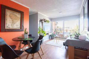 a living room with a table and chairs at Vista Premium Laguna Centro Concepción in Concepción