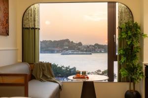 a window with a view of the water at NiaoDao Seaview Hotel in Xiamen