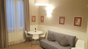 A seating area at Scala Suite